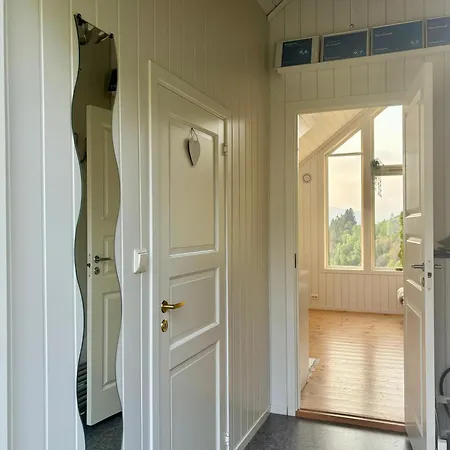 Fjord Road Apartment Hjelmeland